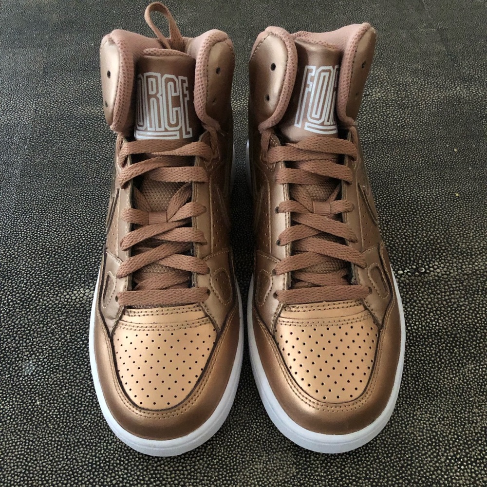 Nike Air Son it Force Rose Gold mid sneaker.